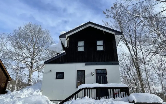 Dan Niseko こだわりの薪ストーブで暖かな時間を