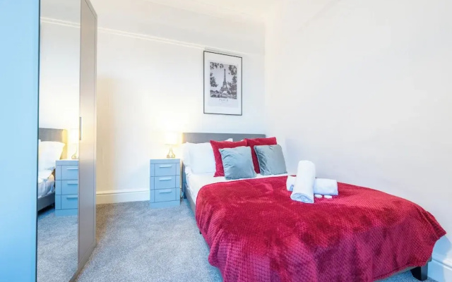 Spacious 4-Bedroom House with Garden