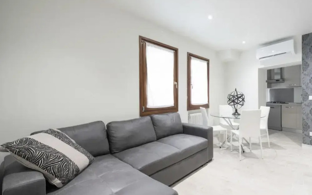 San Marco Style Canal View Apt 1 by Wonderful Italy