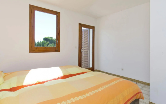 Small building with 4 apartments close to the beach