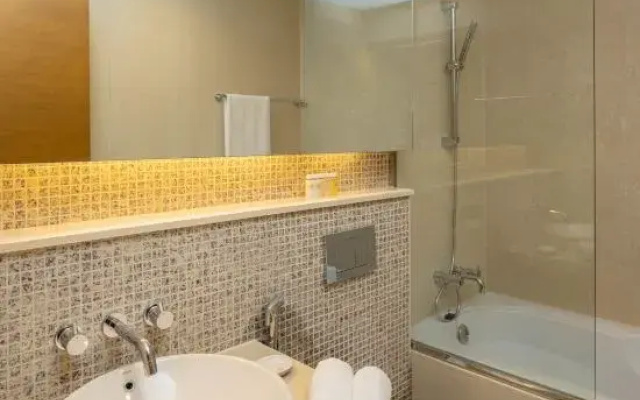 Dubai Mall short walk large studio | Balcony