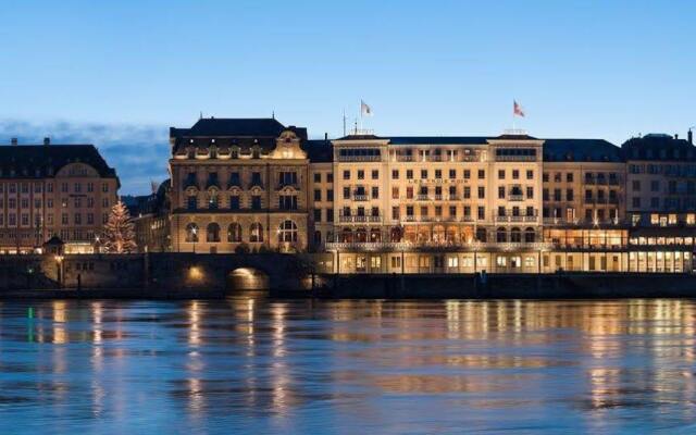 Grand Hotel Les Trois Rois вид на фасад