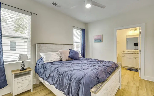 Walk to Riverfront District: Bright Wilmington Apt