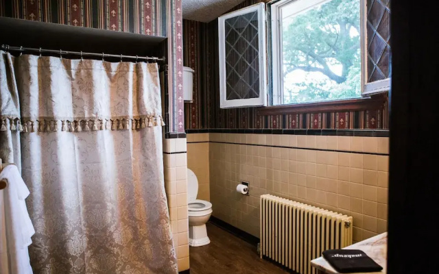 Brownsville Road House Bed & Breakfast