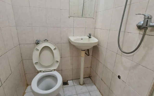 Reddoorz Plus Near Mall Nagoya Hill Batam 4