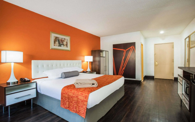 Howard Johnson Express Inn Bronx