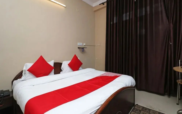 OYO 28173 Hotel Reeva