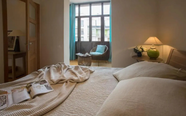 Elegant 3-bedroom Apartment in the Heart of BCN