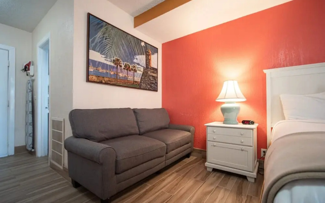 Island Sun Inn & Suites - Historic Venice & Beach Getaway
