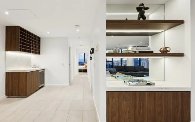 Fortitude Valley 3-bed, Top Floor + Bridge View