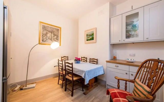 Traditional British 1 Bed Beside Battersea Park