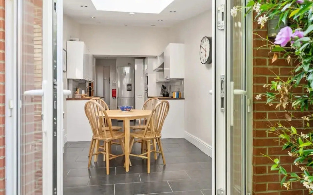 Reading Station - Modern Home w Garden Sleeps 6