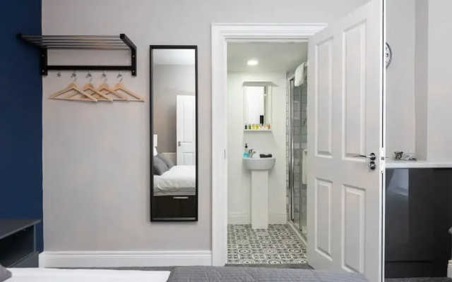 5 Eglantine Place
