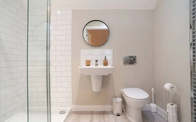 Stunning 3-bedroom Home With Free Parking