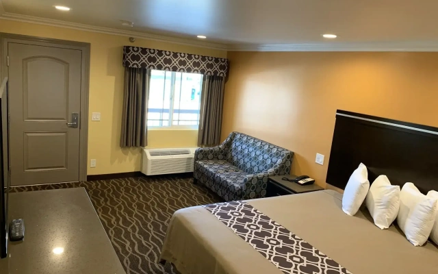 Industry Inn & Suites