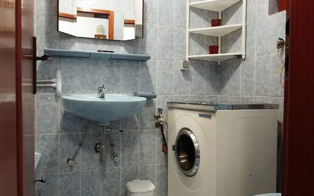 Apartment Šera - 50 m from beach: A1 Pisak, Riviera Omis