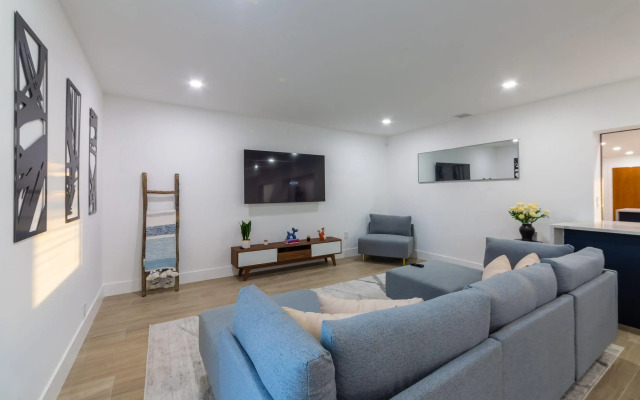 Cozy New Villa w/Cool Cabana+Fire Pit & Games