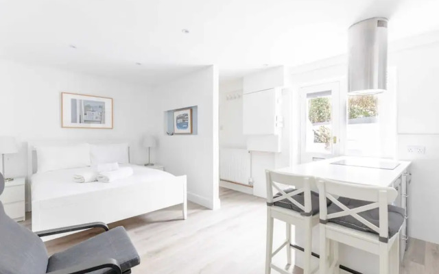 Sleek & Well-connected Studio Flat Archway!