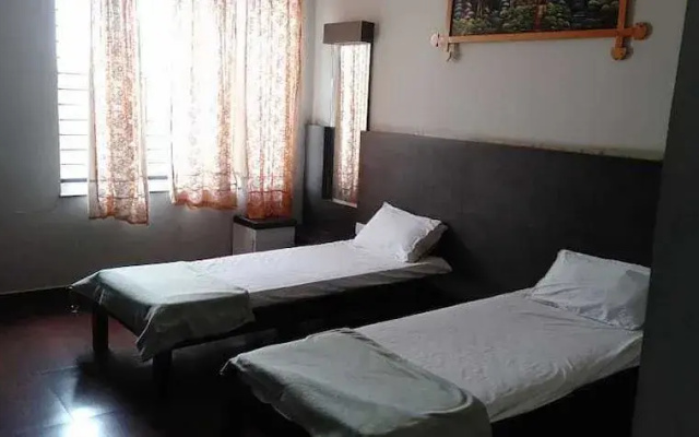 Iroomz Shivaratna Palace