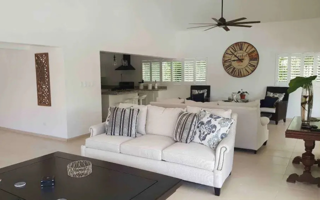 Villa in Metro Country Club