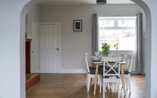 East House-sleeps 5-pet Friendly-garden-parking