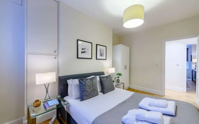 Modern Three Bedroom Apartment in Hammersmith