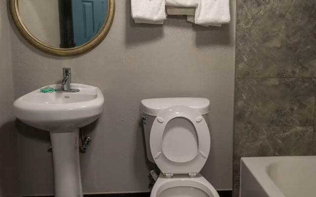 Riverside Inn and Suites