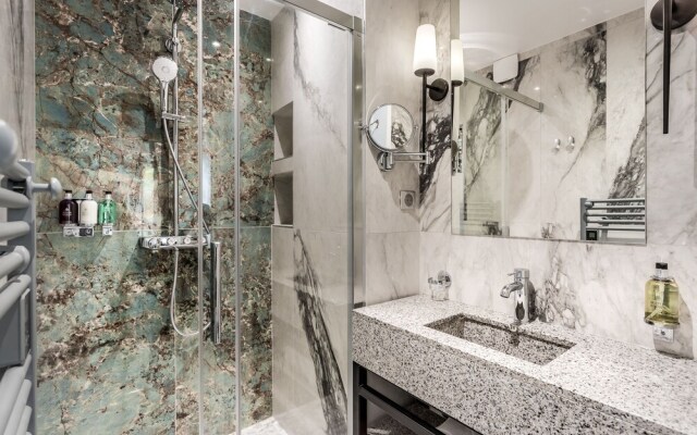 Отель Sunshine 2 bedroom - Luxury at Louvre Париж