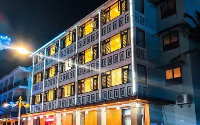 Mengla Liangqi Yunshe Business Hotel