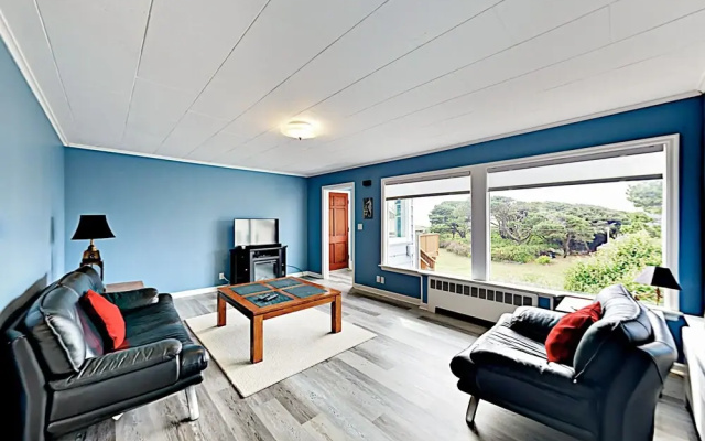 Ocean-View Beach - 6 Br Home