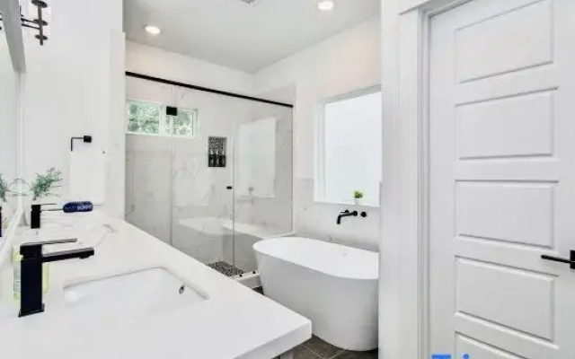 Modern getaway near downtown and airport