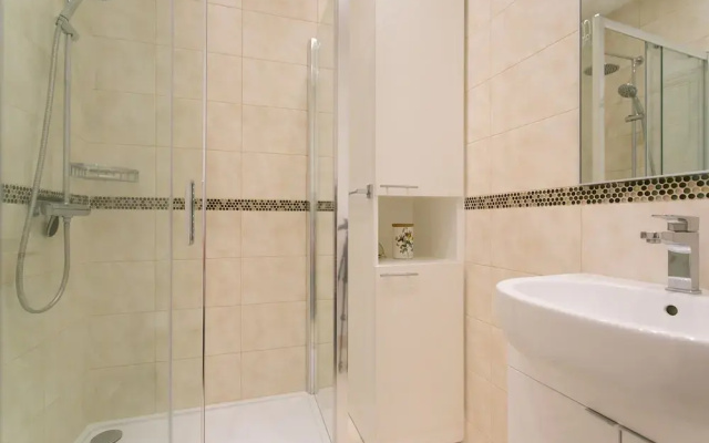 Veeve - Rosey Rosslyn Flat