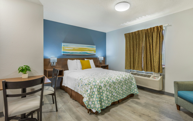 HomeTowne Studios & Suites by Red Roof Greensboro