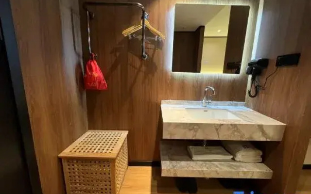 Youfeng Hotel (Pujiang Qiyun Center)