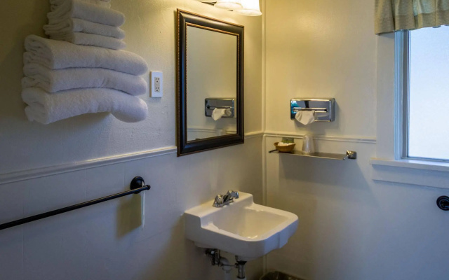 Green Gables Motel & Suites