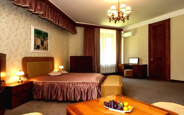 Auska Hotel