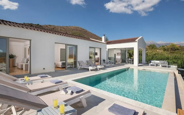 Landscaped Villa With Private Pool Fenced Area and Mountain Views