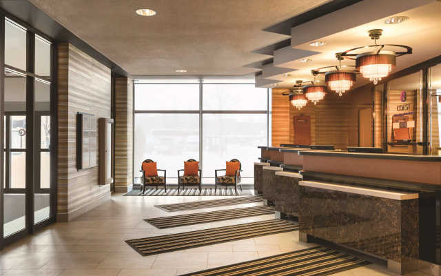 Coast Edmonton Plaza Hotel by APA