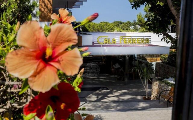 Cala Ferrera Hotel вид на фасад