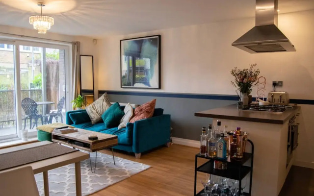 Contemporary 1 Bedroom Flat Near Mile End Station