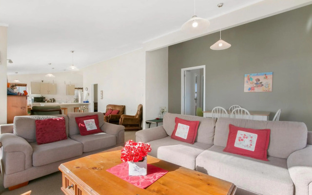 Sweeping Sea Views - Waihi Holiday Home