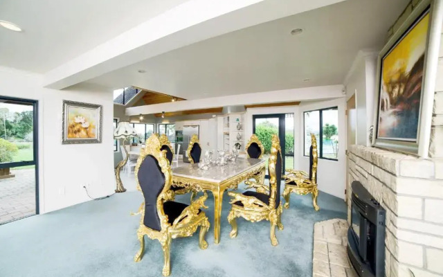 261 Holiday House