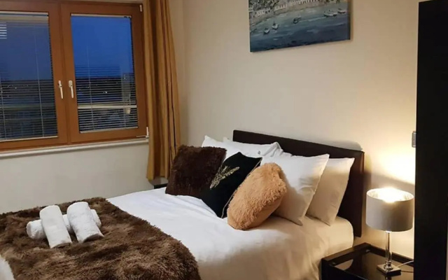 KCS Birmingham City Apartment with Balcony/Parking