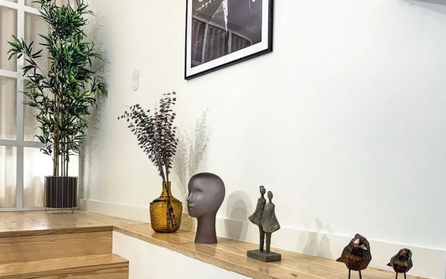 Bucks4 Fantastic 1BD + 1 Triplex Next to Ribeira