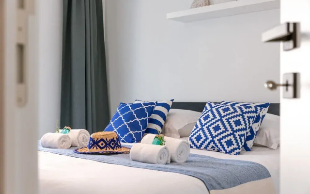 Beautiful Apartment With Pool Terrace and Parking