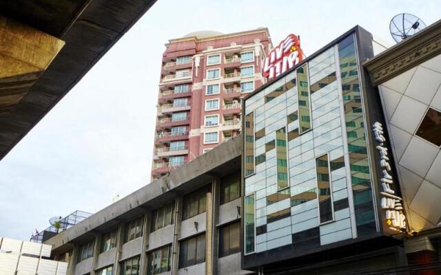Liveitup Asok Hostel Бангкок вид на фасад