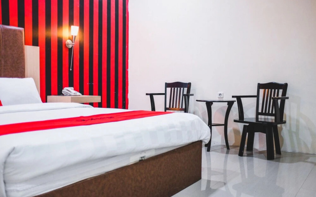 RedDoorz Plus near Mall Panakukang