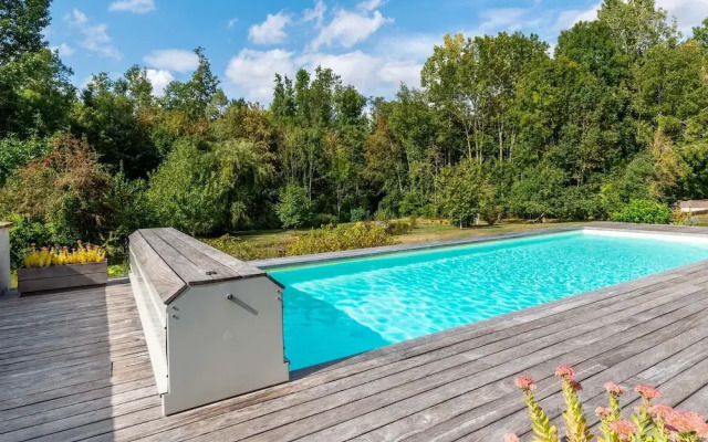 Charming Holiday Home in Yevre-la-ville With Pool