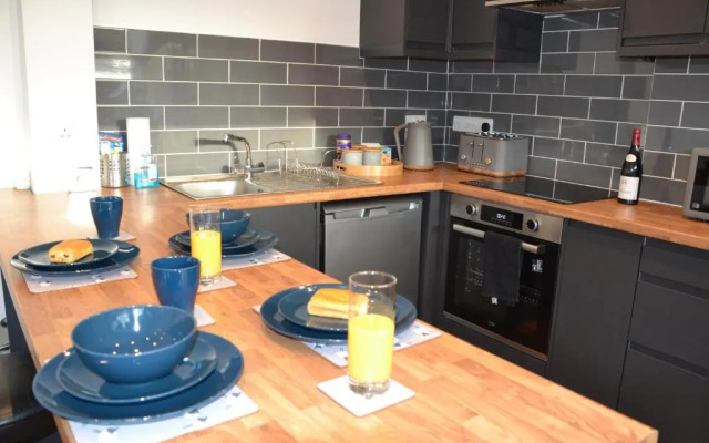 Wisteria Tree - 2 Bed House - Stayseekers