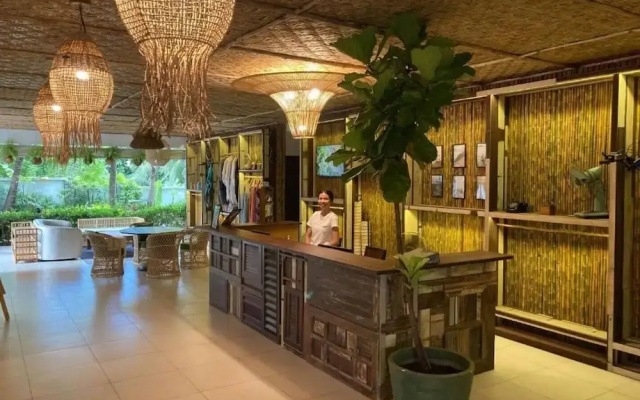 Beachfront and Pool 2 BR Apt- Celeena 870